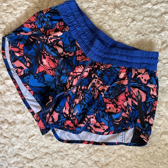 SOLD ⭐️ Lululemon Tracker Short - Picture 2 of 2